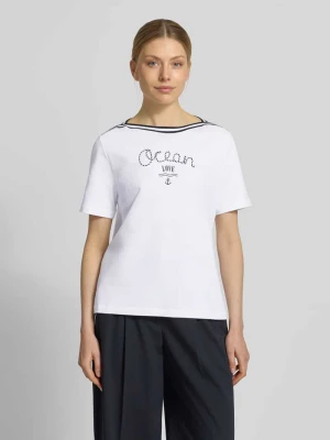 t-shirt z paski w kontrastowym kolorze i nadrukiem Marc Cain