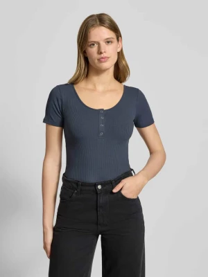 T-shirt z prążkowaną fakturą model ‘Kitte’ Pieces