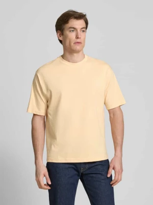 T-shirt z prążkowanym okrągłym dekoltem MCNEAL Morelowy