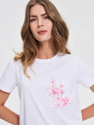 T-shirt z printem na kieszonce biały Moodo
