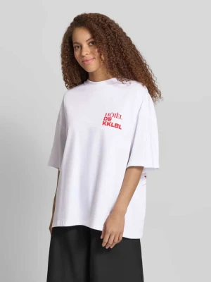 t-shirt z tylnym nadrukiem model 'Vacation' Karo Kauer