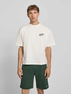 t-shirt z tylnym printem i haftem PROHIBITED Złamany biały
