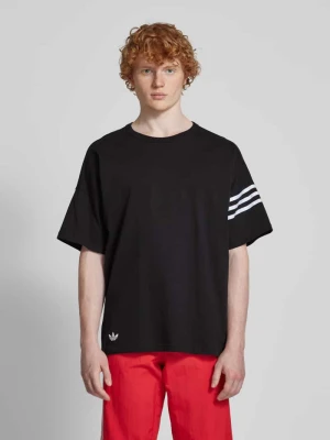 T-shirt z wyhaftowanym logo adidas Originals