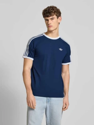 T-shirt z wyhaftowanym logo adidas Originals