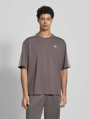 T-shirt z wyhaftowanym logo adidas Originals