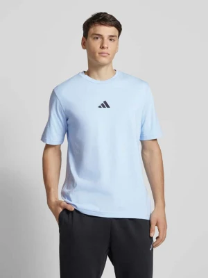 T-shirt z wyhaftowanym logo ADIDAS SPORTSWEAR