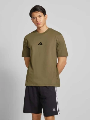 T-shirt z wyhaftowanym logo ADIDAS SPORTSWEAR