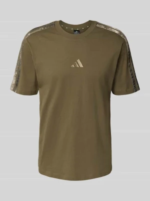 T-shirt z wyhaftowanym logo adidas Sportswear