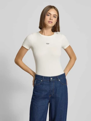 T-shirt z wyhaftowanym logo Guess Jeans