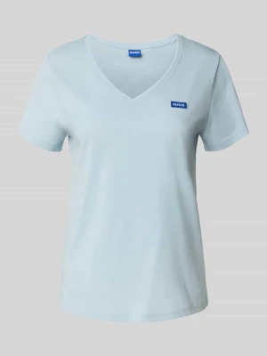 T-shirt z wyhaftowanym logo i dekoltem w serek Hugo Blue