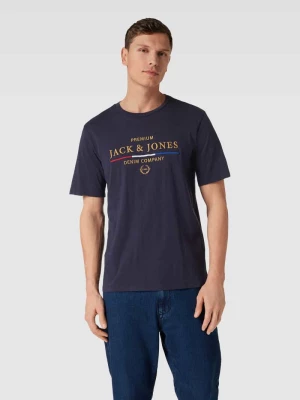 T-shirt z wyhaftowanym logo i motywem model ‘BLUTRAVIS’ Jack & Jones Premium