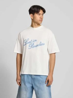 t-shirt z wyhaftowanym logo i napisem REVIEW
