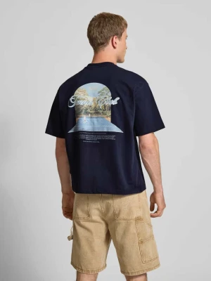 T-shirt z wyhaftowanym logo i okrągłym dekoltem PROHIBITED