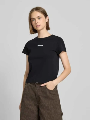 T-shirt z wyhaftowanym logo i okrągłym dekoltem REVIEW