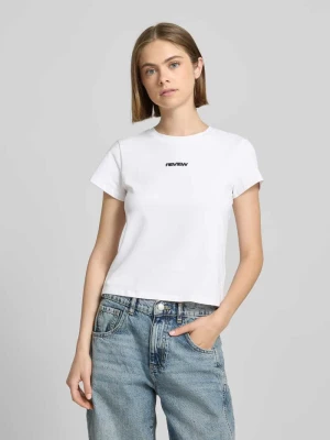 T-shirt z wyhaftowanym logo i okrągłym dekoltem REVIEW