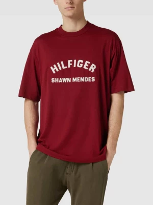 T-shirt z wyhaftowanym logo model ‘ARCHIVE’ Tommy Hilfiger