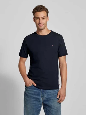 T-shirt z wyhaftowanym logo Tommy Hilfiger