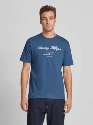 T-shirt z wyhaftowanym logo Tommy Hilfiger