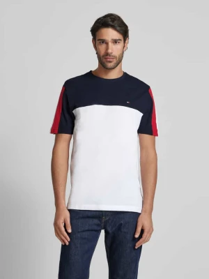 T-shirt z wyhaftowanym logo Tommy Hilfiger