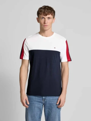 T-shirt z wyhaftowanym logo Tommy Hilfiger