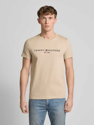 T-shirt z wyhaftowanym logo Tommy Hilfiger