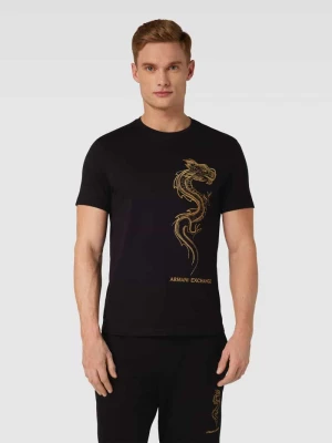 T-shirt z wyhaftowanym motywem model ‘Chinese Big Dragon’ Armani Exchange