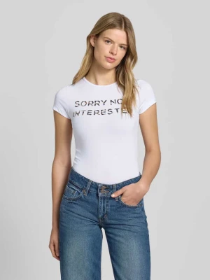 T-shirt z wyhaftowanym napisem model ‘KATINKA’ Noisy May Złamany biały