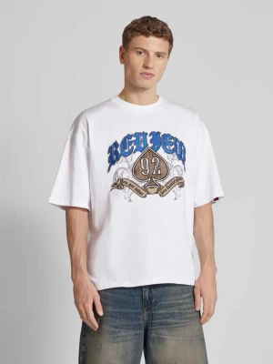 T-shirt z wyhaftowanymi logo, motywem i napisem z tyłu REVIEW