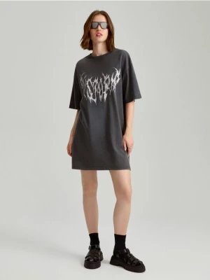 T-shirtowa sukienka mini oversize z nadrukiem Y2K House