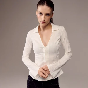 Taliowana biała koszula z długim rozkloszowanym rękawem House