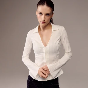 Taliowana biała koszula z długim rozkloszowanym rękawem House