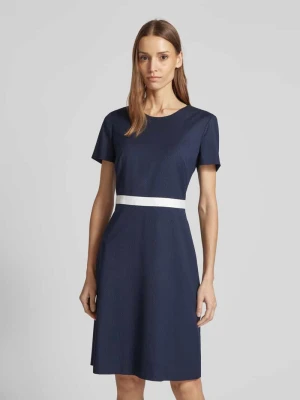 Taliowana sukienka etui z detalem w kontrastowym kolorze z mieszanki wiskozy s.Oliver BLACK LABEL