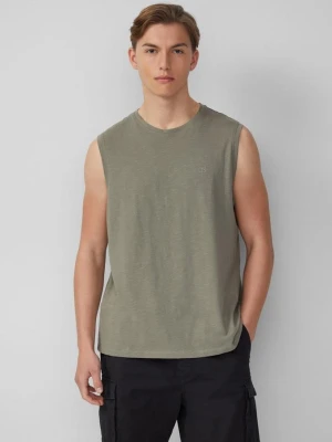 Tank top ze strukturą przędzy płomieniowej i nadrukiem logo QS oliwkowy