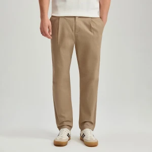 Tkaninowe beżowe spodnie carrot fit z zakładkami House