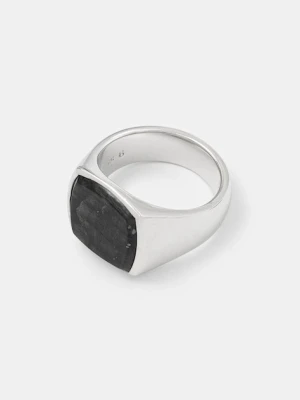 Tom Wood pierścionek srebrny Cushion Black Larvikite