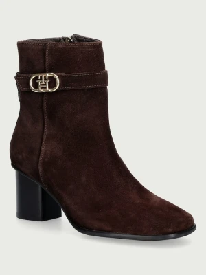 Tommy Hilfiger botki na niskim obcasie damskie zamszowe TH STRAP SUEDE BLOCK HEEL BOOT brązowy