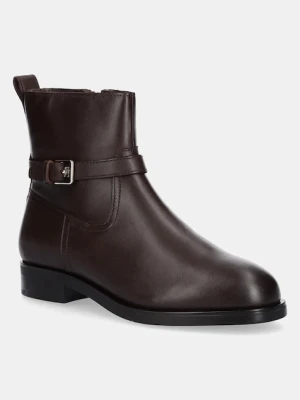 Tommy Hilfiger botki skórzane TH BUCKLE RIDING LEATHER BOOTIE damskie kolor brązowy na płaskim obcasie FW0FW08781