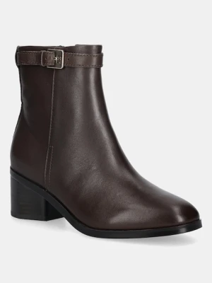 Tommy Hilfiger botki skórzane TH BUCKLE RIDING MID HEEL BOOTIE damskie kolor brązowy na słupku FW0FW08859