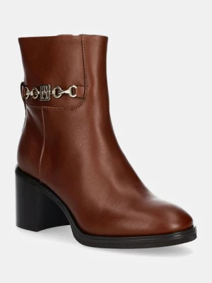 Tommy Hilfiger botki skórzane TH CHAIN LEATHER MID HEEL BOOTIE damskie kolor brązowy na słupku FW0FW08183