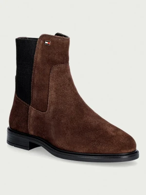 Tommy Hilfiger sztyblety damskie zamszowe ENAMEL FLAG SUEDE ANKLE CHELSEA brązowy
