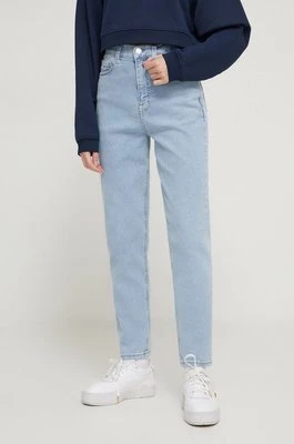 Tommy Jeans jeansy Mom damskie kolor niebieski DW0DW17627