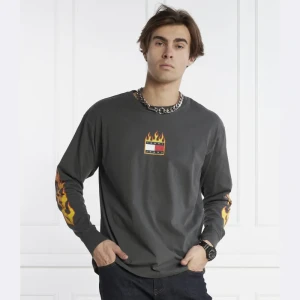 Tommy Jeans Longsleeve TJM L/S BURNING BADGE TEE | Regular Fit