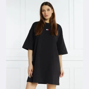 Tommy Jeans Sukienka BADGE TEE