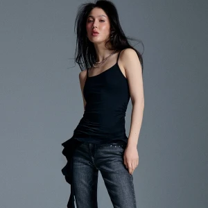 Top czarny z asymetrycznym dołem z falbankami House