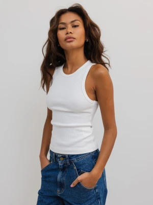 Top na ramiączkach prążkowanej dzianiny w kolorze CLASSIC WHITE - ISLA-S Marsala