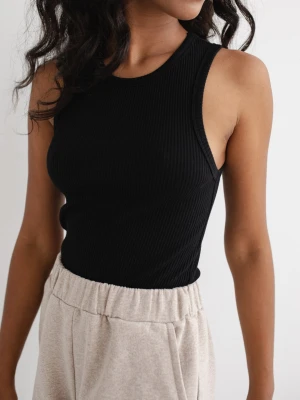 Top na ramiączkach prążkowanej dzianiny w kolorze TOTALLY BLACK - ISLA-XL Marsala