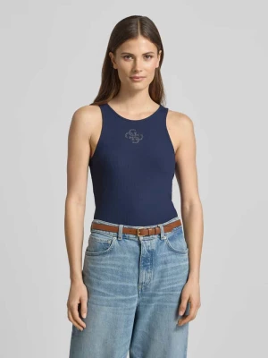 Top na ramiączkach w prążkowanym wyglądzie z logo Guess