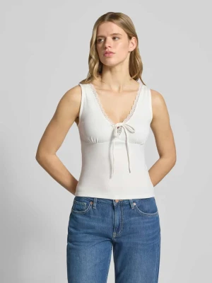 Top na ramiączkach z efektem prążkowania z obszyciem koronką Gina Tricot