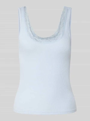Top na ramiączkach z prążkowaniem i obszyciem z koronki Gina Tricot