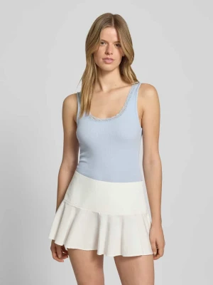 Top na ramiączkach z prążkowaniem i obszyciem z koronki Gina Tricot